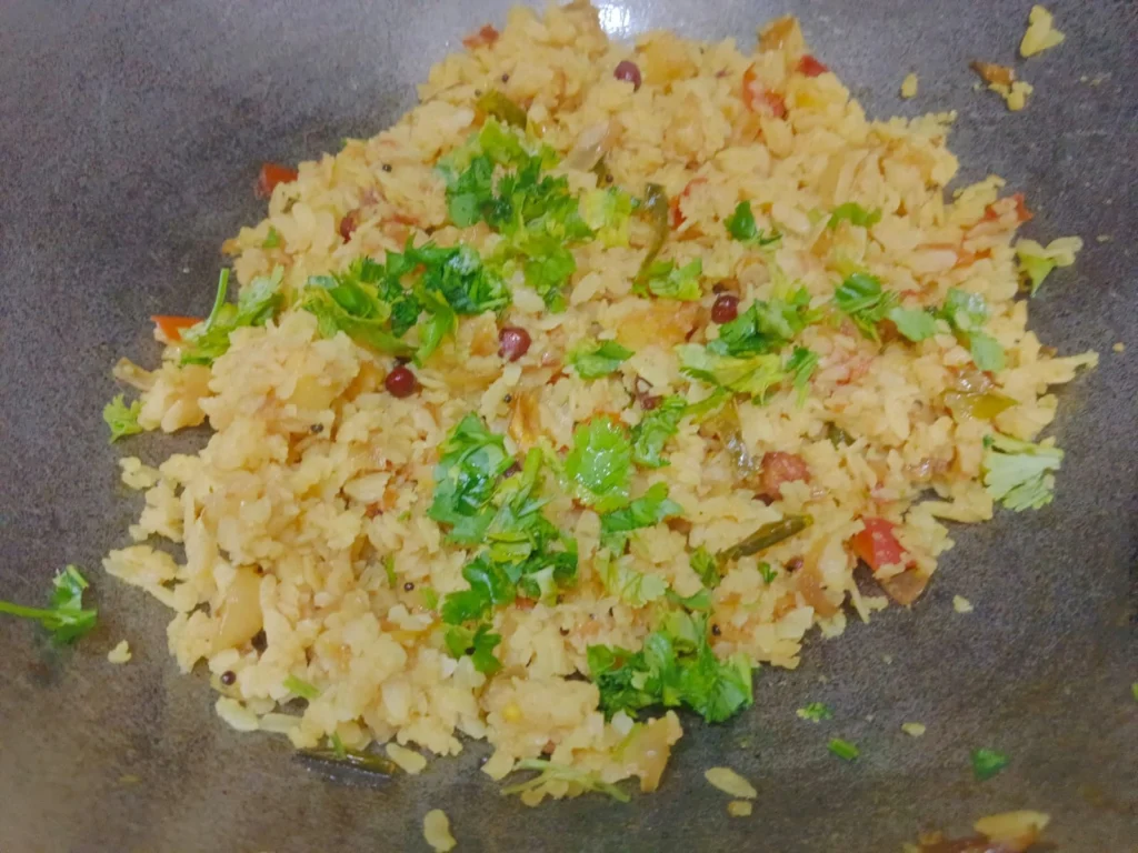 Turn off the flame. Add fresh coriander leaves and 1 teaspoon lemon juice, and mix gently.