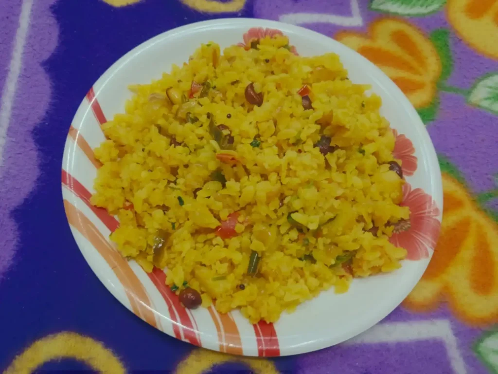 Your poha is now ready to serve. Garnish with aloo bhujia while serving for extra crunch and delicious taste.