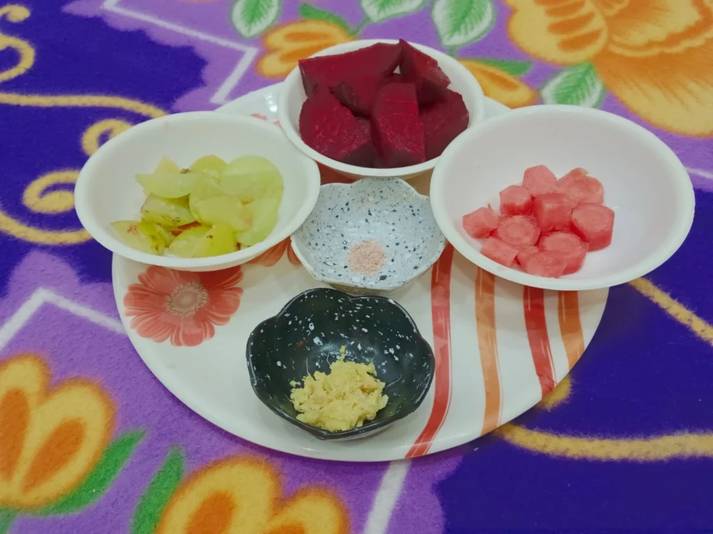First Wash all the ingredients like amla, carrot, and beetroot. And peel the amla, beetroot, and carrot and cut them into small pieces.