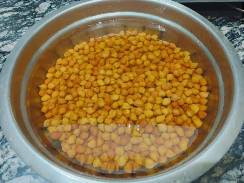 Firstly, the kala chana is kept in a bowl and soaked in water overnight so that it is soft and easy to cook.